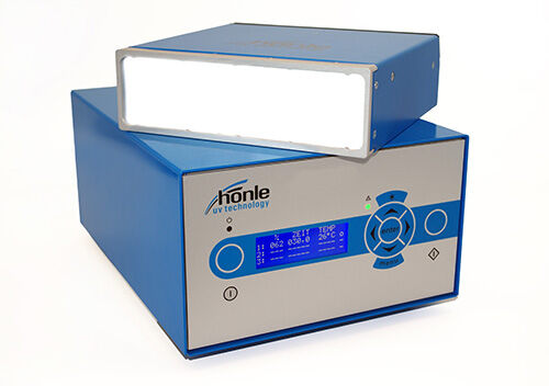 Der LED Spot 200 HP IC ist ein hochintensiver UV-Flächenstrahler von Hoenle für UV-Klebstoffe