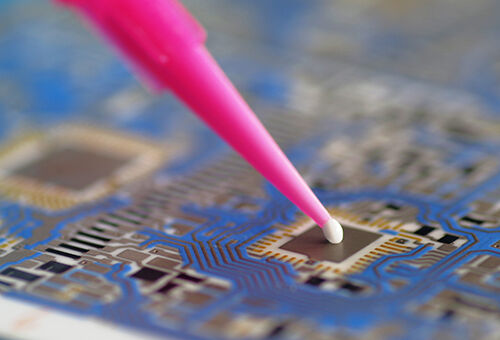 hitzebeständiger Klebstoff leitet Wärme ab