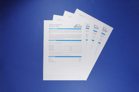 Datenblätter über unsere Klebstoffe | © Panacol Datenblätter der Kleber von Panacol als Fächer ausgelegt | © Panacol