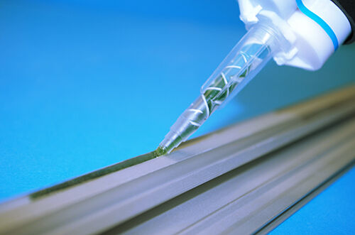 Penloc 2K-Kleber wird appliziert