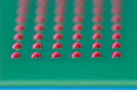 SMD Bauteile werden zum Reflow-Löten kurzfristig fixiert | © Panacol SMD Kleber | © Panacol