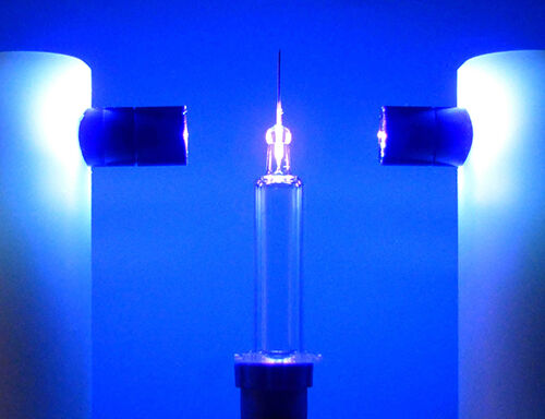 Spritzennadel wird mit Plastikkleber und Glaskleber verklebt