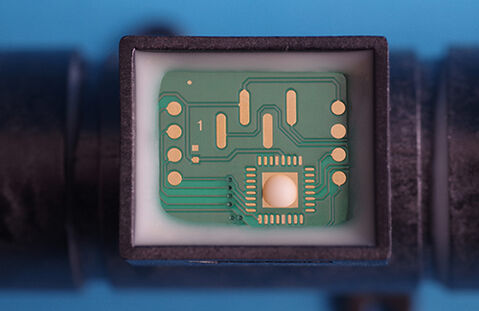 Klebeanwendungen auf einem Sensor | © Panacol Kleben in der Sensorik | © Panacol