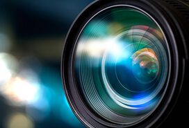 Mit Kitten und Klebstoffen für Optiken verklebtes Objektiv | © Redpixel/Adobe Stock