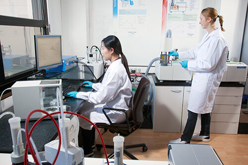 Mitarbeiter von Panacol kontrollieren die Qualität eines Klebstoffs an Geräten