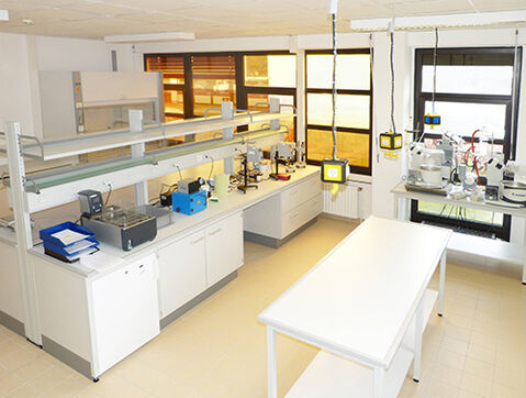 Panacol Labor | © Panacol innovative Industrieklebstoffe werden im Panacol Labor hergestellt | © Panacol