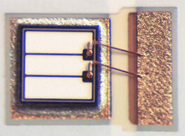 Die Attach - Ein LED Chip wird mit elektrischem Leitkleber unter LED-Licht ausgehärtet.