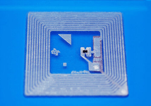 Chip mit elektrischem Leitkleber auf RFID