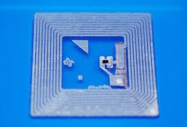 Chip mit elektrischem Leitkleber auf RFID | © Panacol
