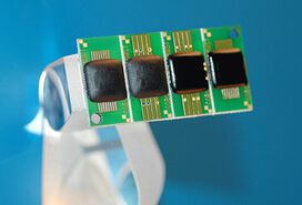 vier Elektronikkomponenten mit einer Glop Top-Vergussmasse aus schwarzem Kleber | © Panacol