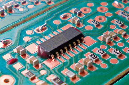 Ein mit Klebstoff gesicherter SMD auf einer PCB Leiterplatte