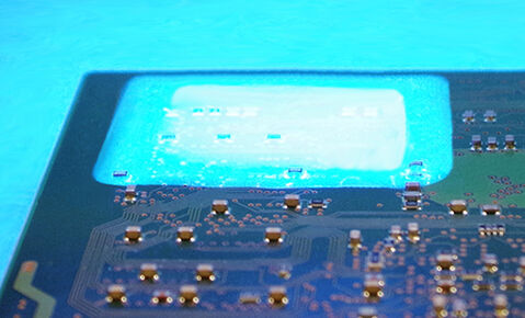 Conformal Coating auf PCB | © Panacol Fluoreszierender Klebstoff als Conformal Coating auf einer PCB Leiterplatte | © Panacol