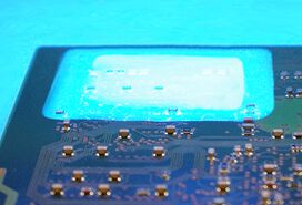 Fluoreszierender Klebstoff als Conformal Coating auf einer PCB Leiterplatte | © Panacol
