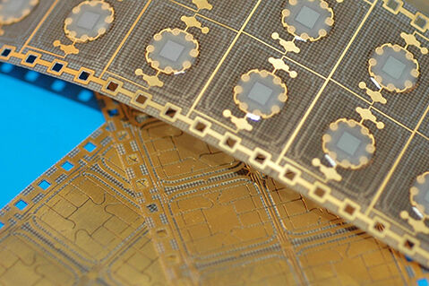 Vergussmasse von Panacol zum Schutz der Chips von Smart Cards | © Panacol weiß-transparente Vergussmasse von Panacol auf Smart Card Chips | © Panacol