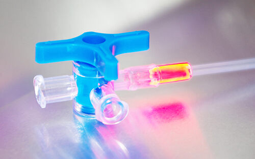 medizinsches Ventil mit Schlauch mit fluoreszierendem Kleber von Panacol geklebt