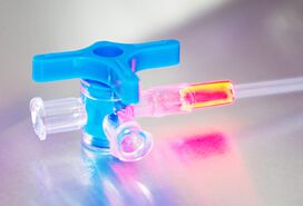 medizinsches Ventil mit Schlauch mit fluoreszierendem Kleber von Panacol geklebt | © Panacol