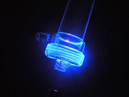 Dialysefilter mit fluoreszierendem Klebstoff von Panacol zwei Elemente eines Dialysefilters aus Kunststoff geklebt mit fluoreszierendem Klebstoff von Panacol