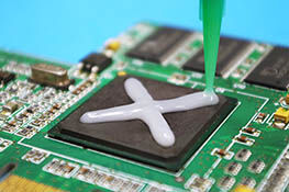 Wärmeleitkleber für elektronische Komponenten von Panacol | © Panacol Wärmeleitkleber von Panacol auf elektronischer Komponente für Kühlkörper | © Panacol