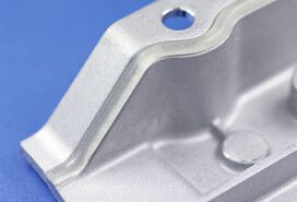 Flüssigdichtung auf Metallbauteil FIPG CIPG | © Panacol