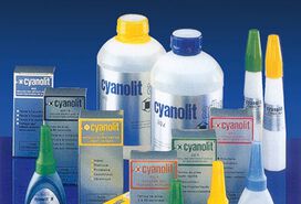 Packshot der Cyanolit Sekundenklebstoffe für die Industrie von Panacol | © Panacol