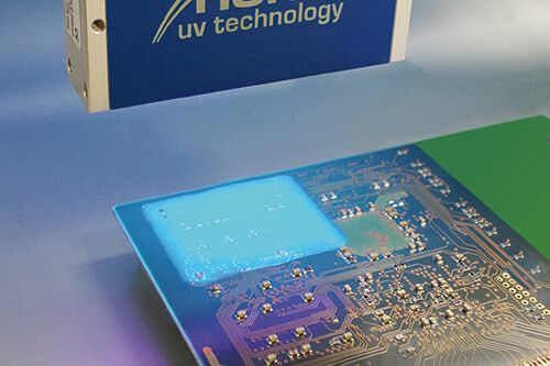 Epoxy Kleber von Panacol wird als Conformal Coating mit LED Lampe ausgehärtet