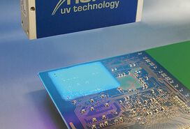 Epoxy Kleber von Panacol wird als Conformal Coating mit LED Lampe ausgehärtet | © Panacol