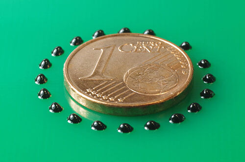 thermischer Kleber von Panacol als Glop Top-Punkte auf Leiterplatte PCB gejettet