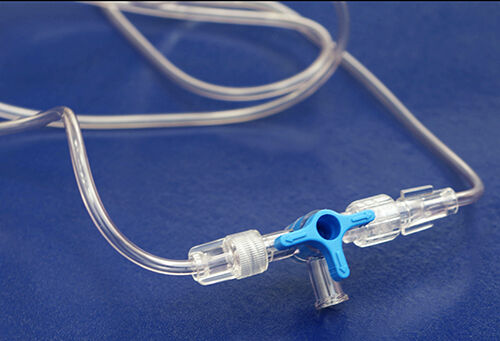 Verklebung mit Kunststoffkleber Vitralit® UV 4050 LV von Panacol eines Schlauchverbinders mit Schlauch in der Medizintechnik