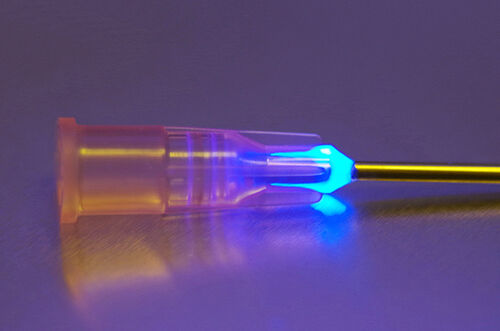 Spritzennadel verklebt mit fluoreszierendem Plastikkleber Vitralit 7311 von Panacol