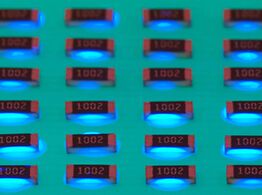 Chip-Befestigung mit fluoreszierendem UV-Klebstoff Vitralit von Panacol für Elektronikkomponenten