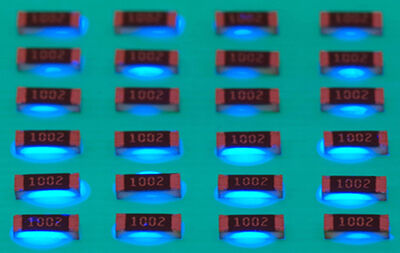 Chip-Verguss mit fluoreszierendem Klebstoff Vitralit® UD 8050 von Panacol für Elektronikkomponenten