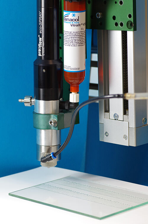 dickflüssiger Kleber von Panacol wird preeflow eco-SPRAY präzise gesprüht