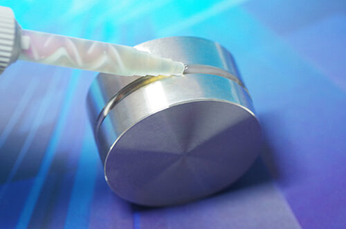 zweikomponenten Strukturklebstoff Penloc GTN wird auf Metall dosiert