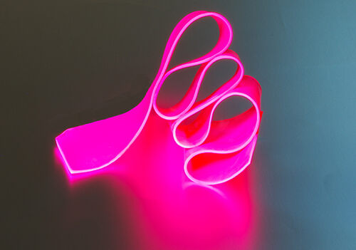 fluoreszierender TPU-Kleber Vitralit UV 4802 als geschlängelter Streifen dosiert