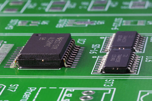schwarzer Underfill Structalit 8202 von Panacol unter Flip Chip auf PCB