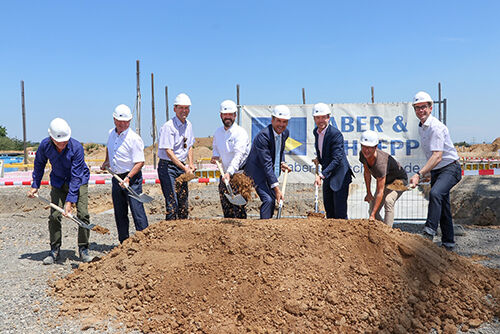 Geschäftsführer und Beteiligte von Panacol führen Spatenstich des Neubaus in Steinbach am Gründchen aus