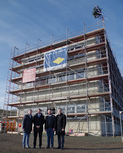 Neubau von Panacol in Gerüst mit Richtkranz